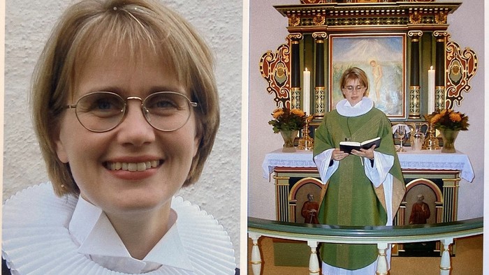 En kvinde med hvid krage og briller. En præstinde ved alteret.