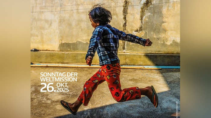 Kind läuft durch Wasser, Poster für Missio-Spendenaktion
