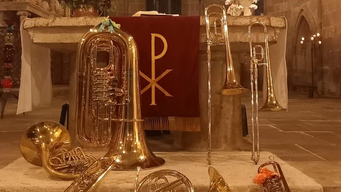 Kirchenaltar mit Messinginstrumenten und Kerzen