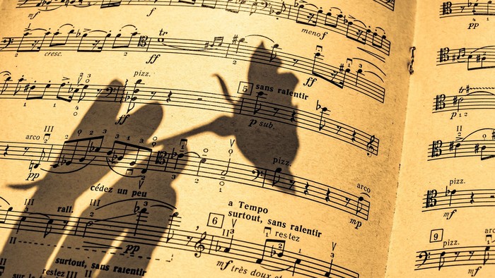 Schatten einer Person auf Notenblatt