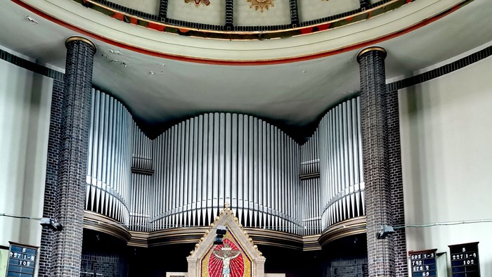 Innenraum einer Kirche mit Altar und Holzpaneelen