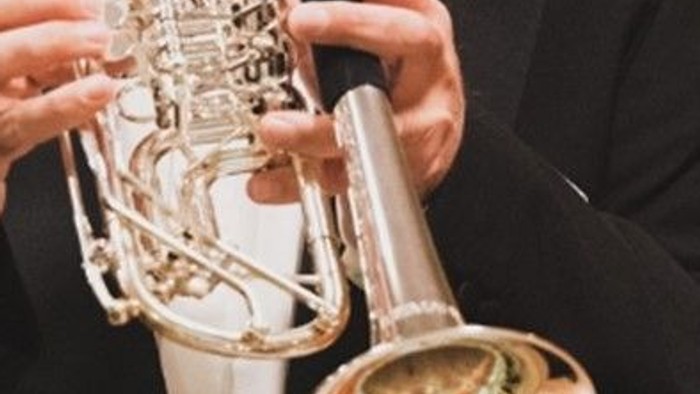 Mann, der Trompete spielt.