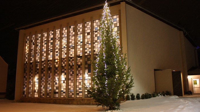 Gebäude mit Weihnachtsbaum und Lichtern