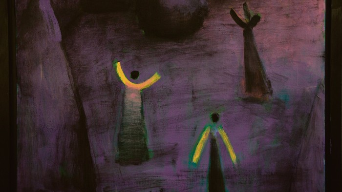 Billedet viser tre abstrakte, lysende figurer på en mørk, purpurfarget baggrund