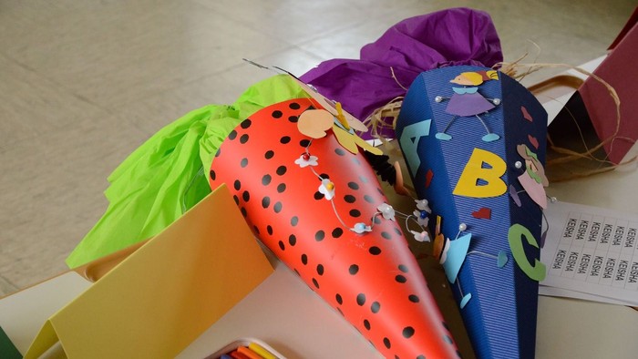 Bunte Bastelarbeiten aus Papier liegen auf dem Boden