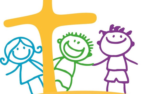 Drei Kinder stehen vor einem gelben Kreuz, darunter steht