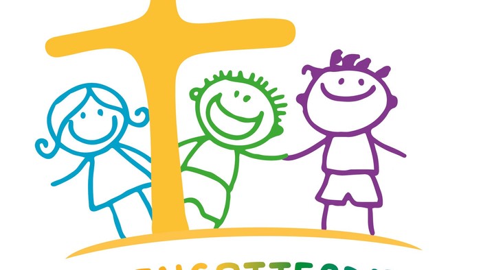 Drei Kinder stehen vor einem Kreuz und halten sich an den Händen