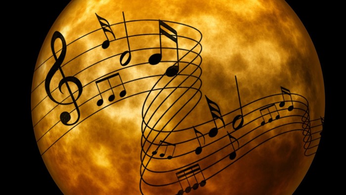 Ein leuchtender Vollmond mit notenartigen Mustern darauf