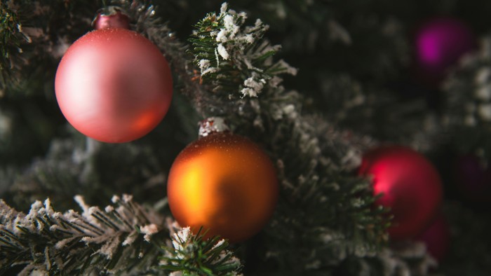 Weihnachtsbaum mit bunten Kugeln