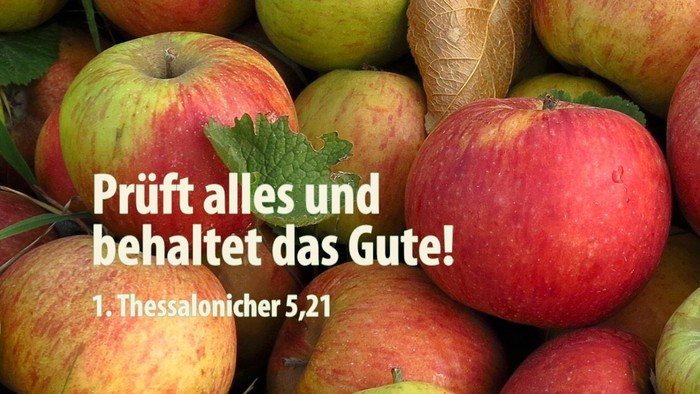 Ein Haufen bunter Äpfel mit Bibelzitat