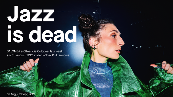 Eine Frau in grüner Jacke mit Text "Jazz is dead" und "SALOMEA eröffnet die Cologne Jazzweek".