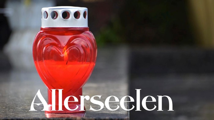 Herzförmige Kerze auf einem Grabstein