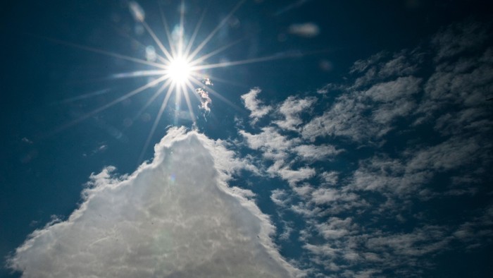 En solskin bag en hvid skyer.