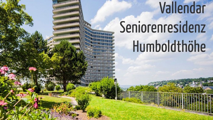 Modernes Seniorenresidenz mit Grünanlage und Blick auf Stadt