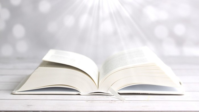 En åben bog på en hvid fløjte.