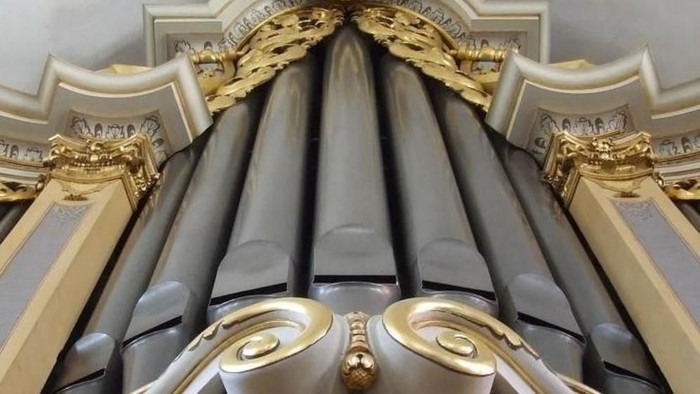 Prächtige goldene und weiße Deckenverzierung mit aufwendigen Mustern und Dekorationen