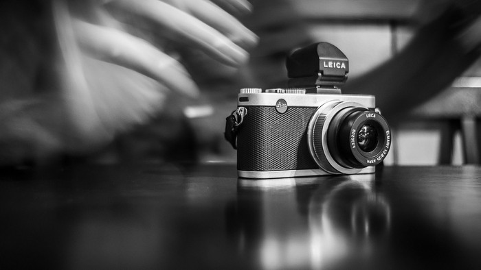 Eine Leica Kamera liegt auf einem glänzenden Tisch.