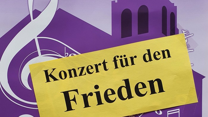 Plakat für ein Friedenskonzert mit Chorwerken der klassischen Musik in der Katharinenkirche am Sonntag, den 10. April.
