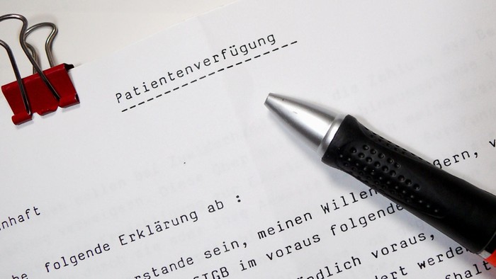 Stift auf Dokument mit der Überschrift „Patientenverfügung“