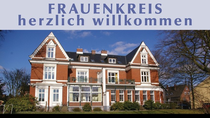Großes, zweistöckiges Haus mit vielen Fenstern und einem gepflegten Garten,