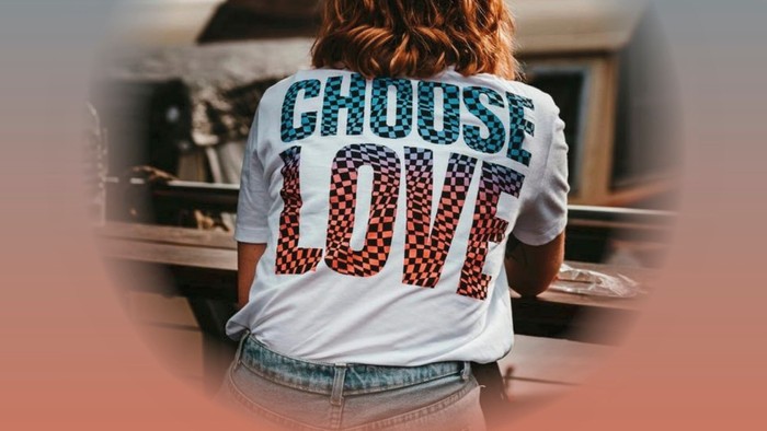 Plakat für den Evensong Choose Love, man sieht eine Person mit T-Shirt, auf dem der Schriftzug "Choose Love steht"