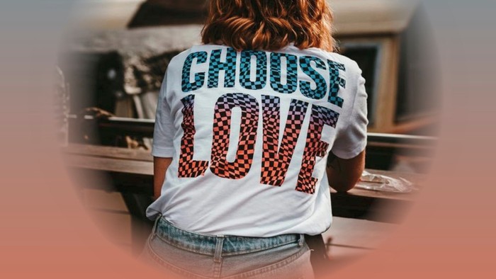 Plakat für den Evensong Choose Love, man sieht eine Person mit T-Shirt, auf dem der Schriftzug "Choose Love steht"
