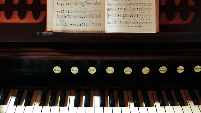 Ein Piano mit Noten und Schildern auf den Tasten