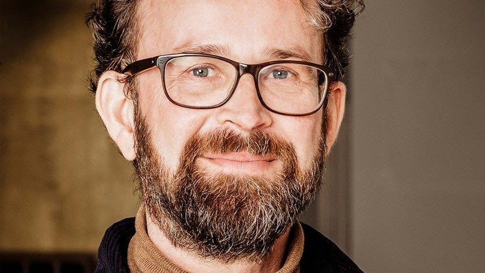 Mand med briller og skæg.