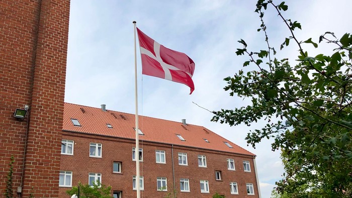 Dansk flag på politistation.