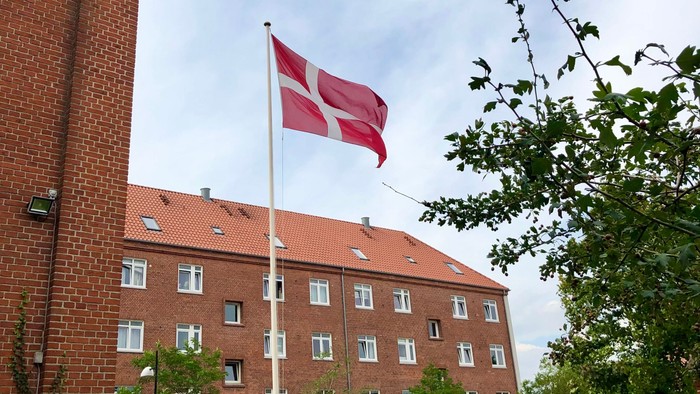 Dansk flag på politistation.