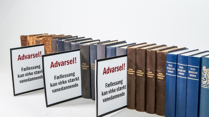 En række bøger med advarsler om fællesskabets regler og bestemmelser