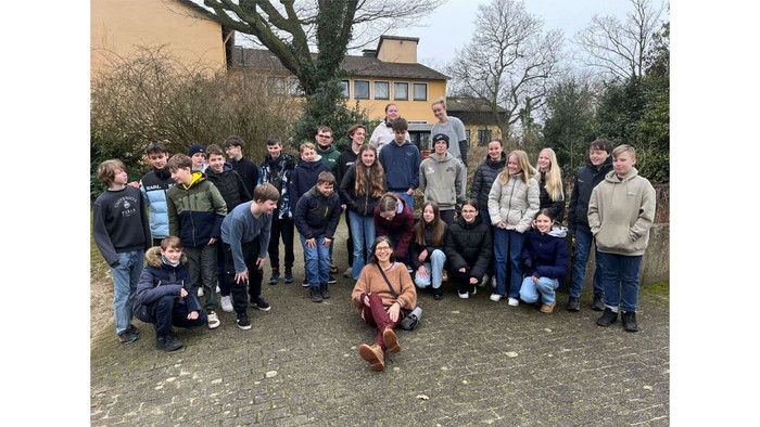 Gruppenfoto vor Kirche mit Pfarrer Matthias Schitte und Konfirmanden