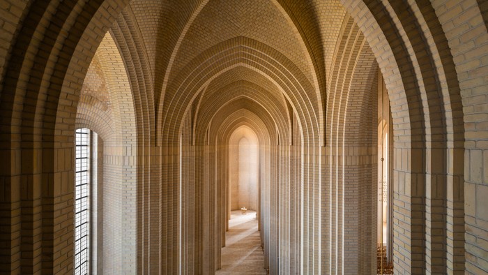Buerne og buerne dannede et mønster i lang gang.