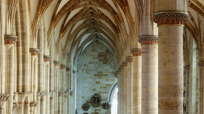 Gewölbe mit Säulen und Bögen in einem historischen Gebäude