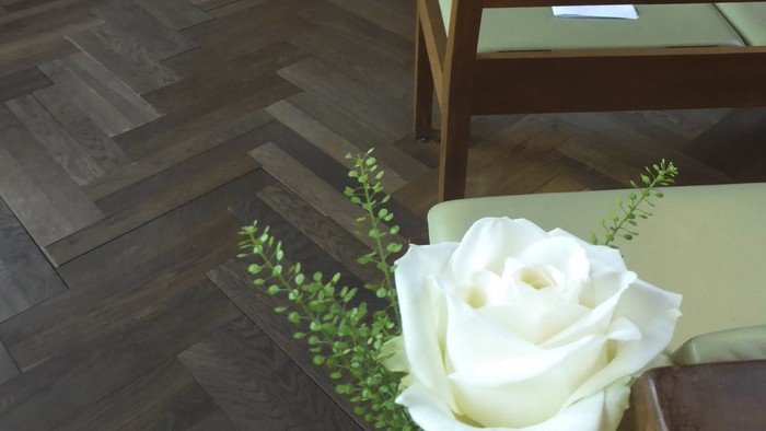 En hvid rose på alteret i kirken