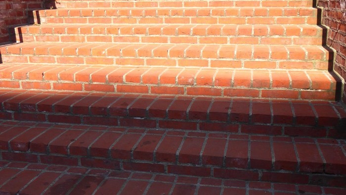 Røde mursten i trappeopstilling