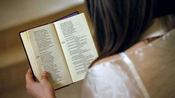 En person læser en bog.