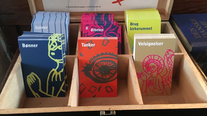 En skrin med farvede boks med danske ord og billeder