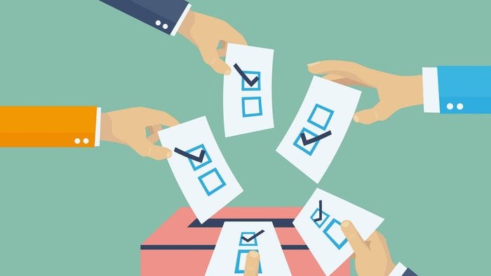 Hænder kaster stemmesedler i en rød stemmeskur.