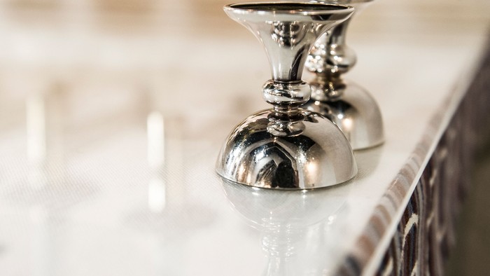 Et chrometap i badeværelse