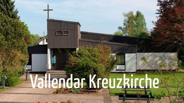 Moderne Kirche mit Kreuz und Garten, Vallendar Kreuzkirche
