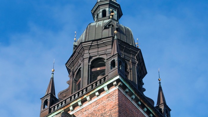 Tårn med spire og flagg.