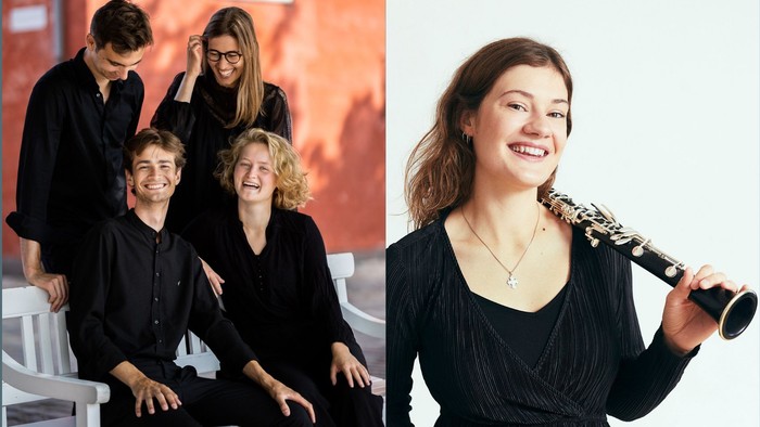 En kvinde spiller klarinet og smiler, mens en gruppe af musikere sidder og ser til.