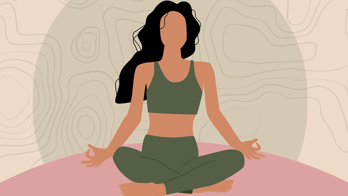 En kvinde i yoga-pose med lukkede øjne og hånders i mudra.