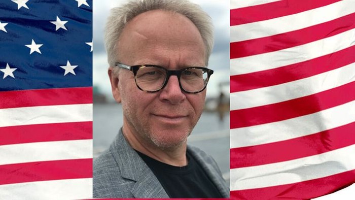 Mand med briller og amerikansk flag.