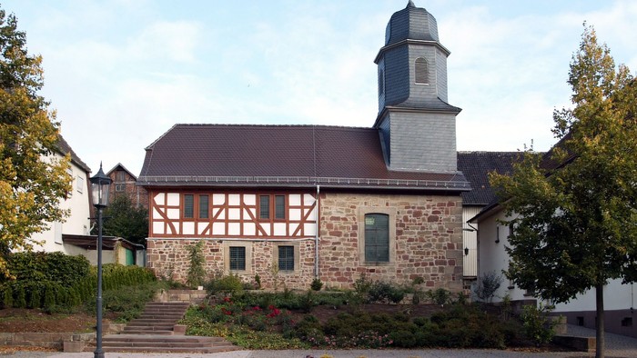Kirche mit Uhrturm und umgebendem Garten