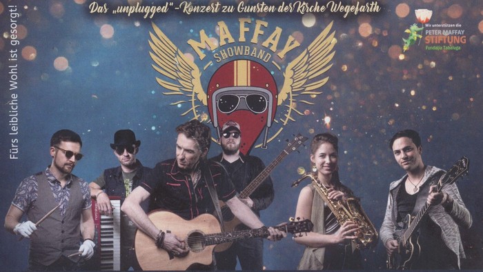 Die Band Maffay Shomband spielt gemeinsam auf einer Bühne