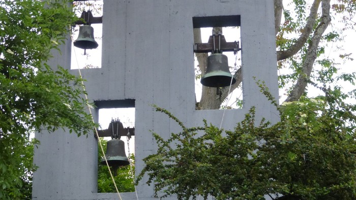 Der Turm hat drei Glocken in Öffnungen.