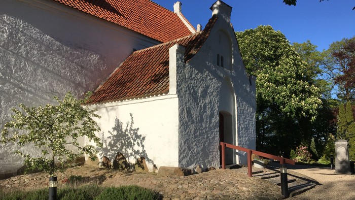 Udsnit af hvidkalket kirke med rødt tag