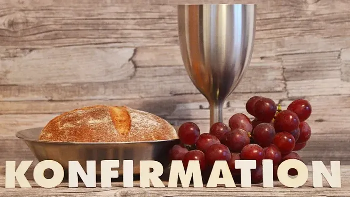 Brot, Trauben und Kelch auf Holzoberfläche